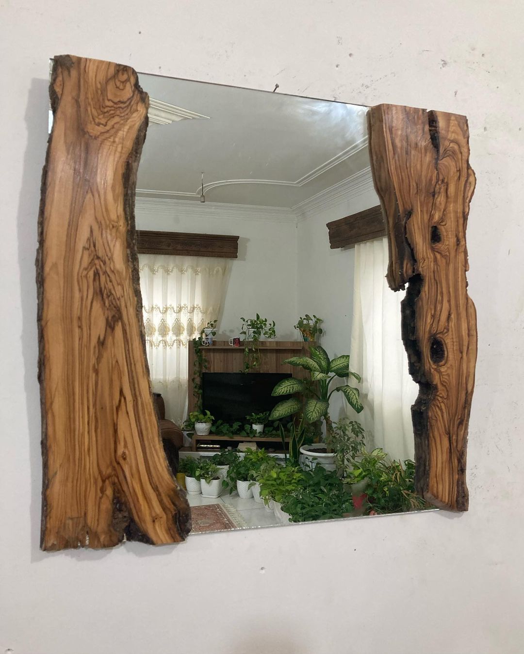 A uniquely framed mirror with live edges