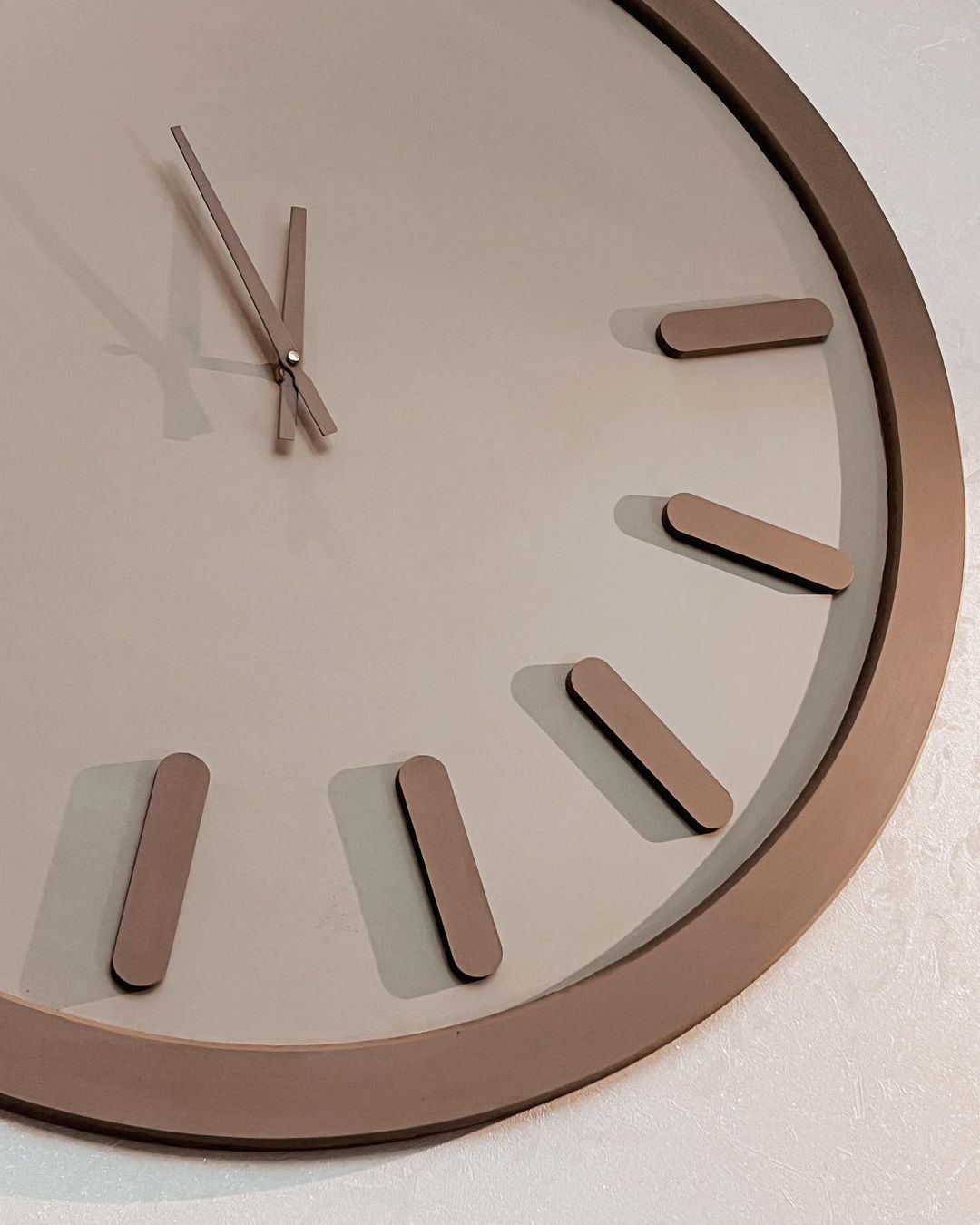 Minimalistic wall clock with shadow effect