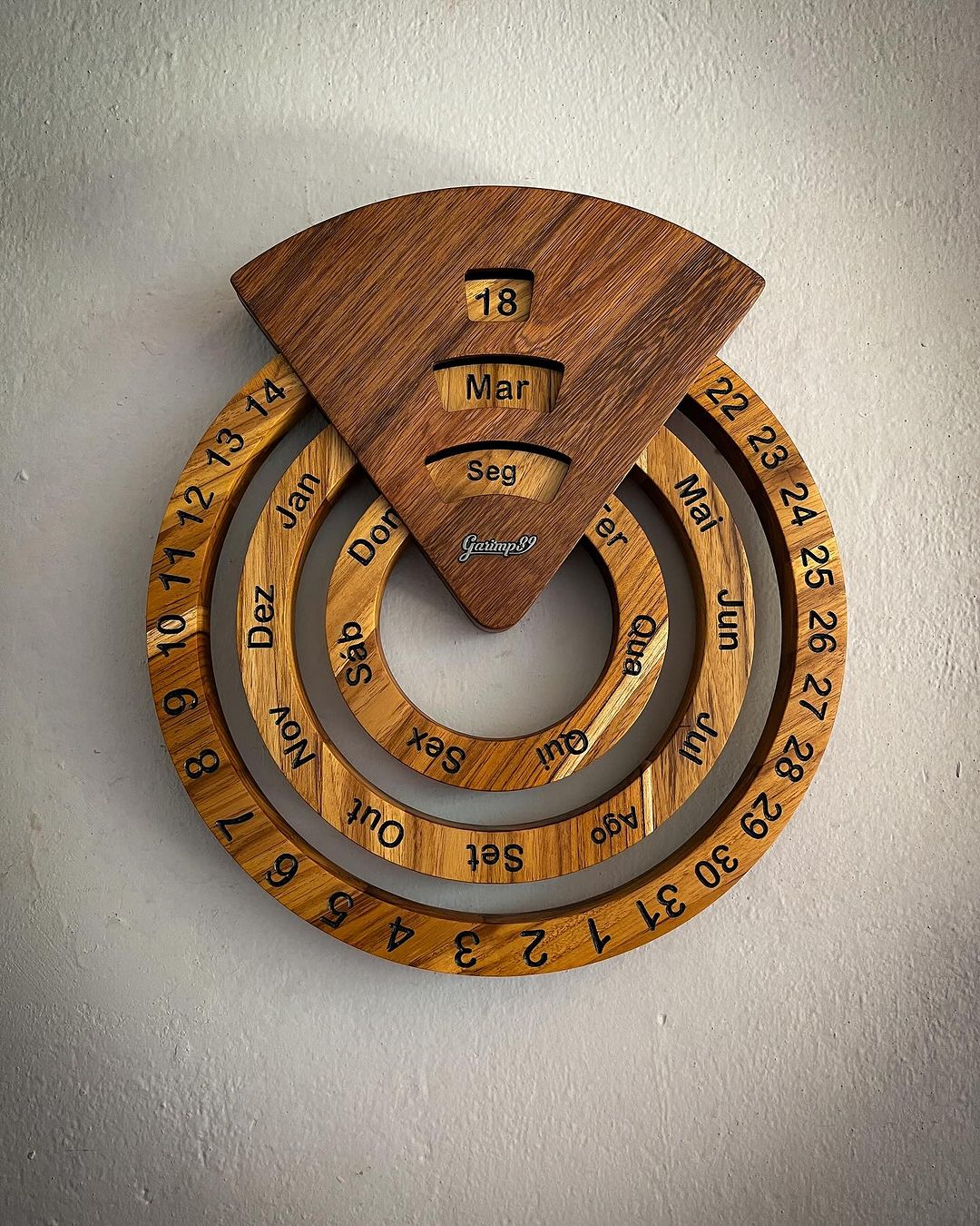 Perpetual wall calendar with wooden rings